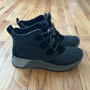 Final sale- Sorel snow boots in gently used condition size 9